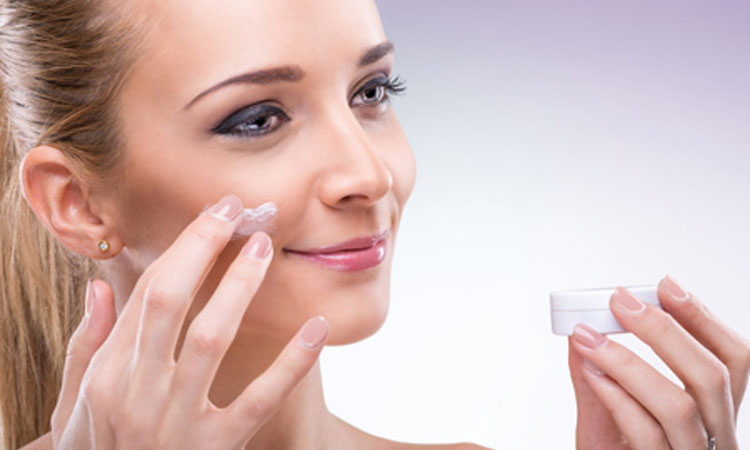 reapply-moisturizer-daytime-5-important-skincare-product 