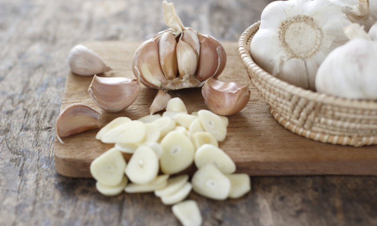 Garlic to remove skin tags