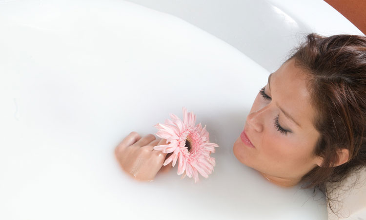 Oats bath on 10 Effective Home Remedies To Treat Sunburn 