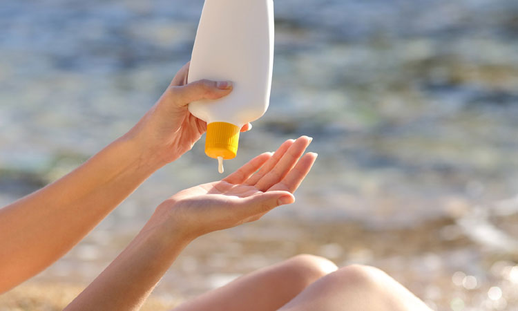 Sunblock on 8 Skin Care Tips Every Mom-To-Be Should Follow During Pregnancy 